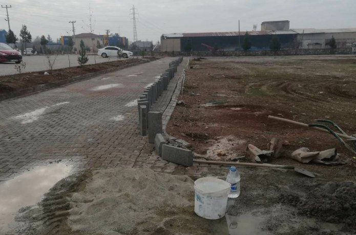 Yol ve kaldırım çalışmaları sürüyor