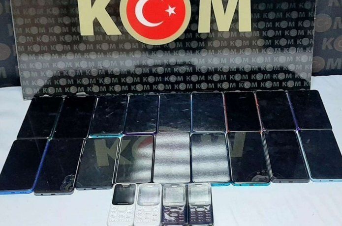 Kaçak sigara ve cep telefonu ele geçirildi