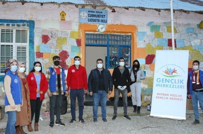 Gençler köy okullarında