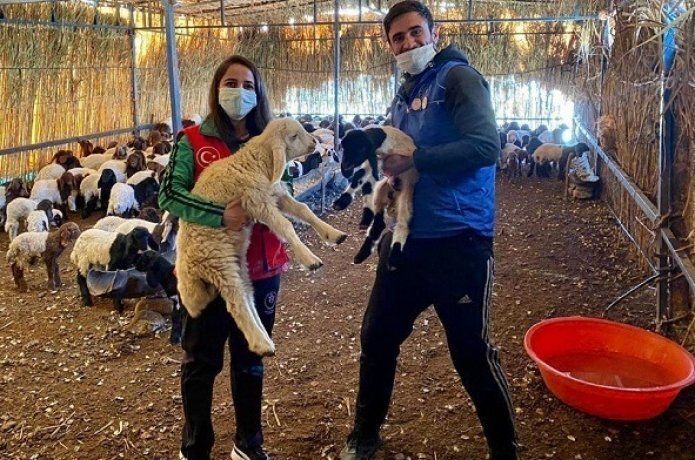 Gençlik, göçebe çadırlarındaki çocuklarlaydı