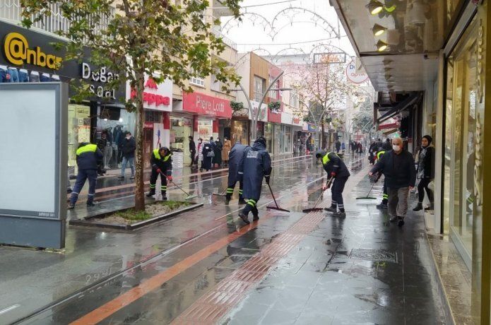 Belediye ekipleri yağmuru fırsata çevirdi