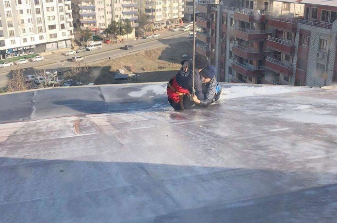Kar temizlerken çatıda mahsur kalan kişi düşmekten kurtarıldı