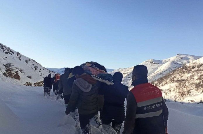 Hastayı 5 kilometre omuzlarında taşıdılar