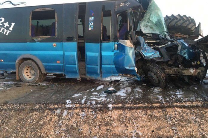 Trafik kazasında 3 kişi ağır yaralandı