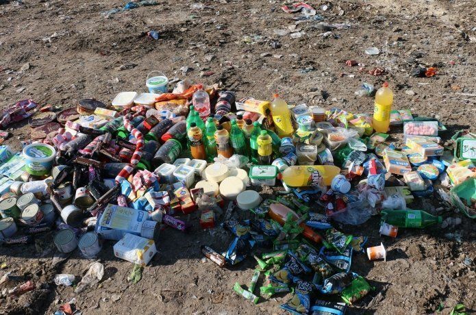 Zabıta ekipleri tüketim tarihi geçen ürünleri imhaetti