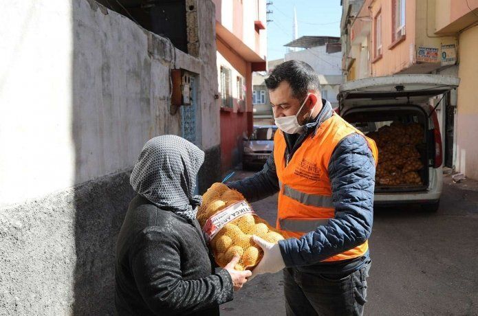 Üreticiden satın alınan patatesler ihtiyaç sahiplerine dağıtıldı