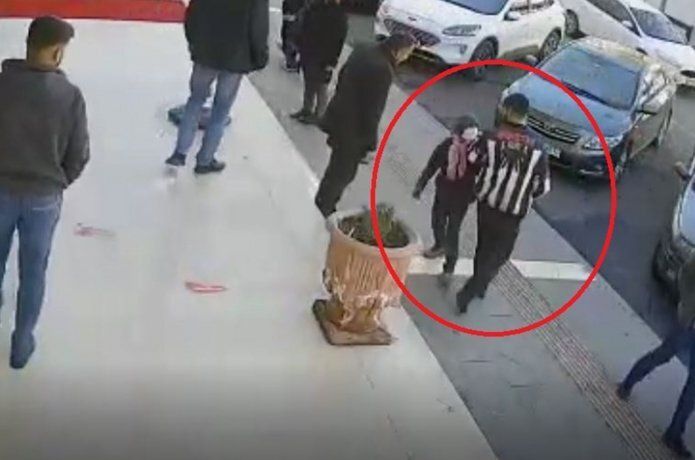 Yolda yürüyen kadının cüzdanını çalmaya çalışan çocuk kameraya
