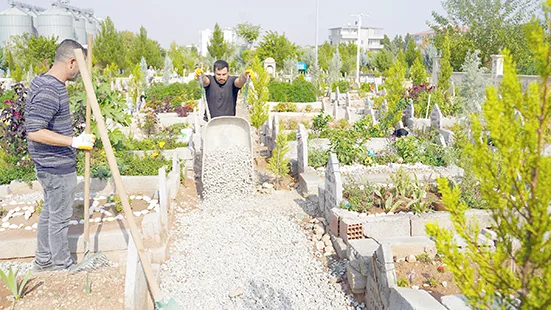 MEZARLIKTA YÜRÜYÜŞ YOLLARI DÜZENLENİYOR