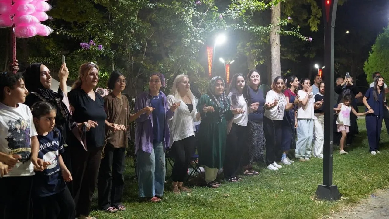 KADIN UKULELE DİNLETİSİNE YOĞUN İLGİ