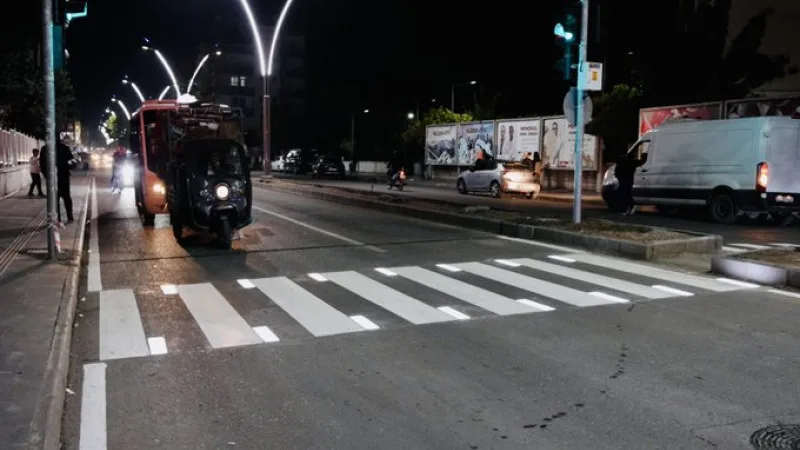 52 YAYA GEÇİDİ LED IŞIKLARLA GÜVENLİ HALE GETİRİLDİ